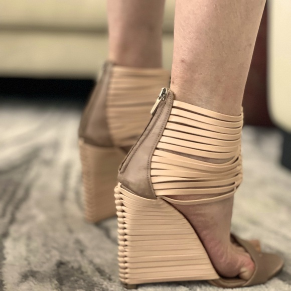 Salvatore Ferragamo ankle strap high heels - Picture 3 of 9